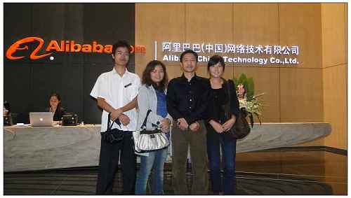 集裝箱活動房公司前往阿裏總部的人員：左起車德順、孫海霞、俞總、徐月