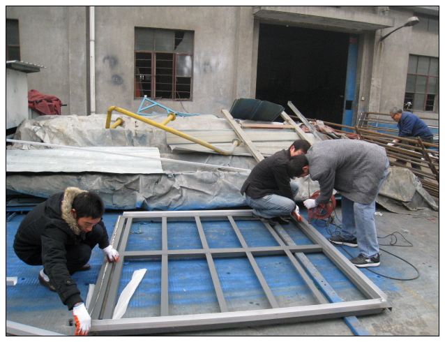 談判組成員幫忙加工活動房材料