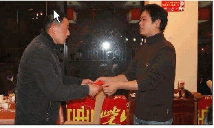 彩鋼（gāng）板公司（sī）經營（yíng）部經理為新進員工發紅包，以（yǐ）示鼓（gǔ）勵