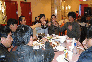 彩鋼瓦（wǎ）公司聚餐（cān）場景