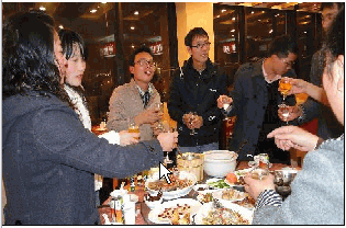 活動房公司生產部經理與經營部同事暢飲