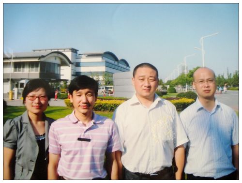 鋼結構（gòu）公司人（rén）員與招商（shāng）引資（zī）相關人員合影