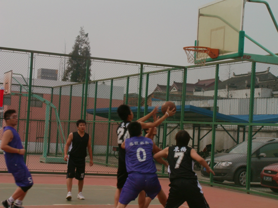 籃球賽場上，顯丝瓜视频官网風采