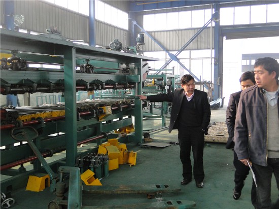 泉龍機械董（dǒng）事長陸秀平親自帶我司俞總及馬主任參（cān）觀機械設備