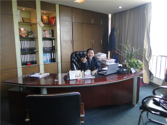 拍（pāi）攝彩鋼板公司董事長俞方偉辦公室