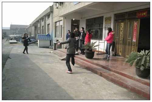 彩鋼（gāng）板公（gōng）司大家在（zài）一旁為他們（men）加油，鼓氣！