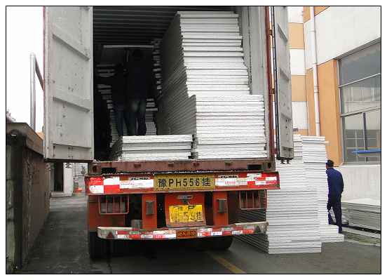 活（huó）動房用彩鋼板裝箱過程（chéng）中