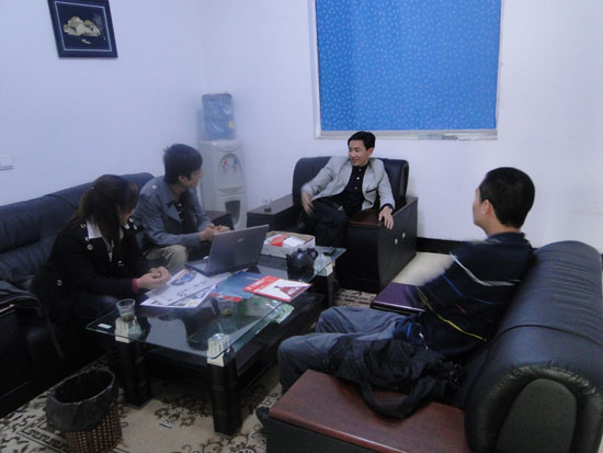 阿（ā）裏（lǐ）巴巴兩大部門來彩鋼瓦公司采訪