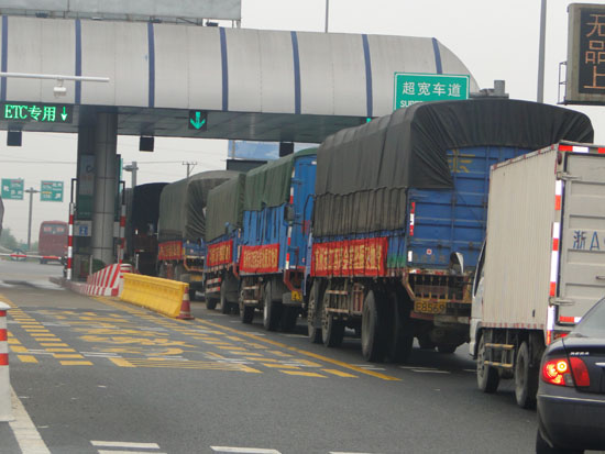 活動房公司車輛踏上前往江西災區前線的路程