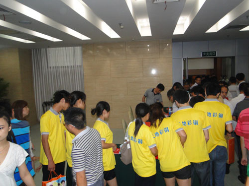 活動房公司員工為江西災民獻出自己的一份愛心