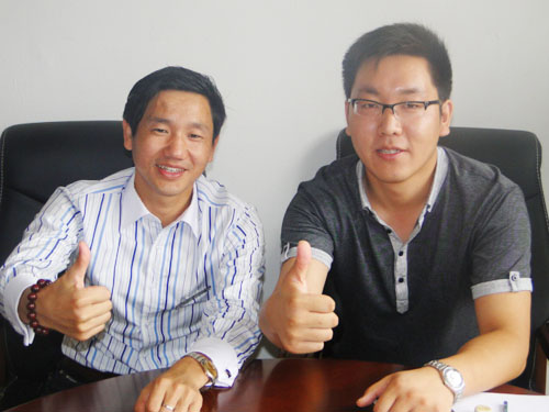 活動房公司（sī）俞總與阿裏巴（bā）巴出口部的李海峰、冷巍在交談