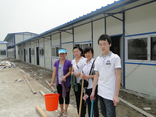 活動房屋公司網絡團隊現身工地 學習慰問兩不誤（wù）