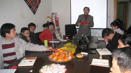 新年發紅包（bāo）迎來（lái）開門（mén）紅