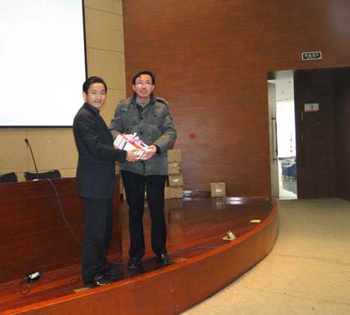 愛心捐贈網絡營銷書籍加強校企合作！