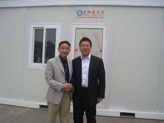 日本金葉先（xiān）生來我司參觀考察集裝（zhuāng）箱房屋