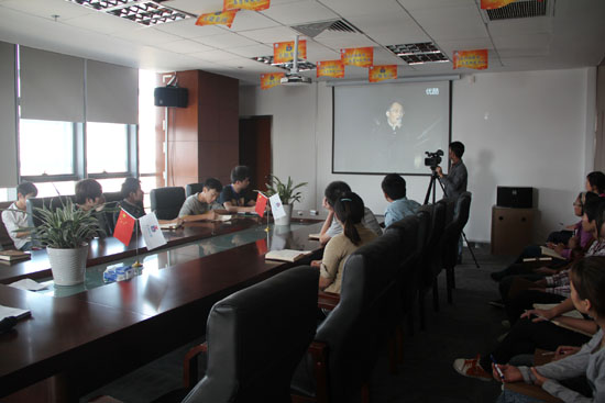 集裝箱活動房公司網絡部家人觀看梁（liáng）凱恩老師演講視頻