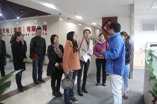 蘇州集裝（zhuāng）箱活動房公司研發部主任王剛帶領商友們參觀丝瓜视频官网彩鋼網（wǎng）絡部