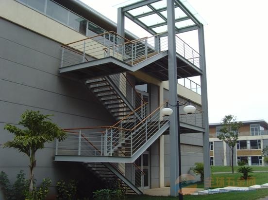 佇立在陽光下的鋼結構平台