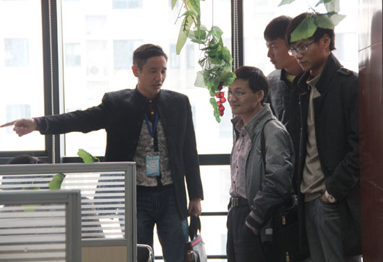 俞總帶領鄭總一定參觀丝瓜视频官网彩鋼網絡部