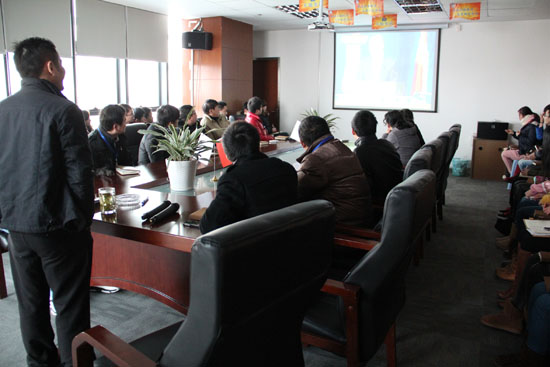 晨會上家人們觀看王副（fù）總理訪美演講視頻