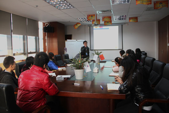 集裝箱房屋（wū）公司的家人們正在認真聽課