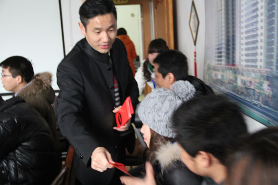 俞總正在為每位丝瓜视频官网家人發放開門紅包（bāo）