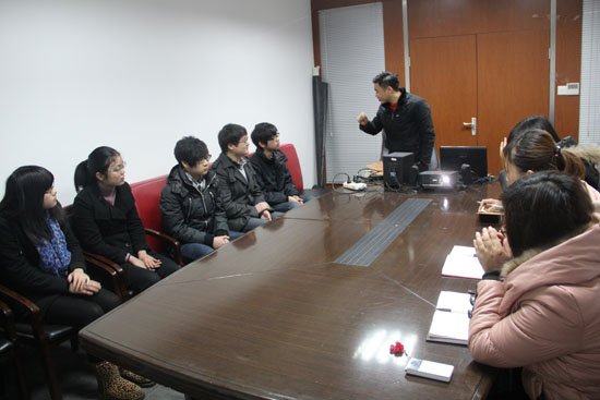 俞（yú）總在早會上向新人介紹公司文化和模式