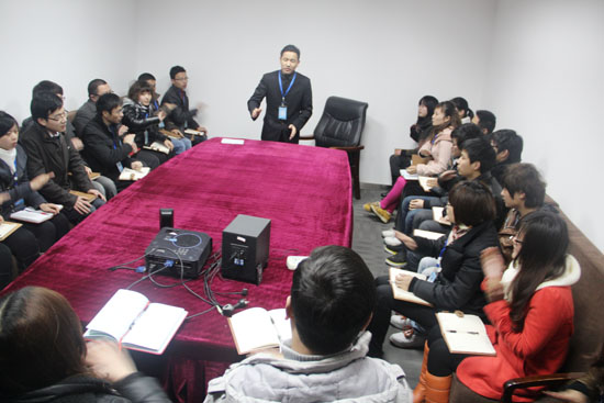 俞（yú）總在早會上帶領大（dà）家鼓（gǔ）掌表揚優秀員工