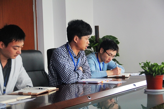 討論會上談判（pàn）組黃總監（jiān）發言