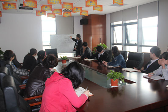 薛副總在給網絡部講解產品知識