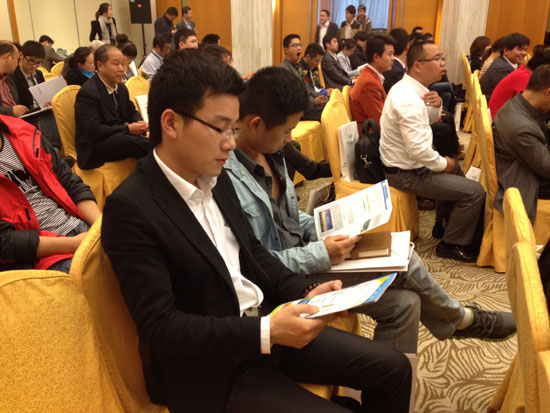 網絡部王剛和鄭書傑在會（huì）議現場認真聽嘉賓的分享