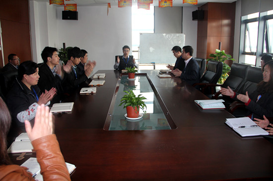 早會朱總帶領喊口（kǒu）號激發士氣