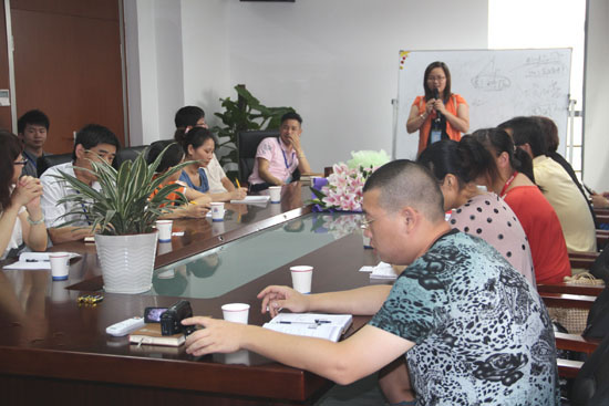 網絡部主管孫海霞給大家講“網絡營銷三步法則”