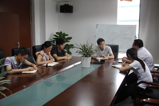 模擬現場與客戶交談