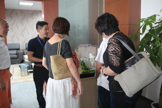 俞總帶領大家參觀輕鋼別墅模型