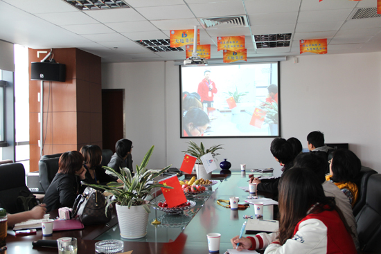 住人集裝箱公司（sī）的（de）大家正在觀（guān）看視頻（pín）