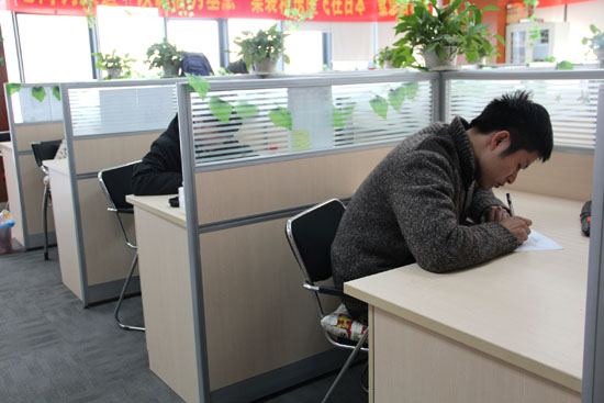 集裝箱房屋公司(sī)的(de)家人們正在認真答卷