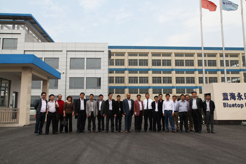 集裝箱活動房（fáng）公司董事長與會人員合影