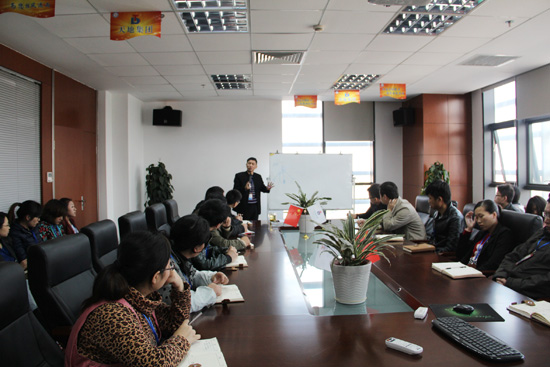 集（jí）裝箱活動房公司的家人們正在認真聆聽