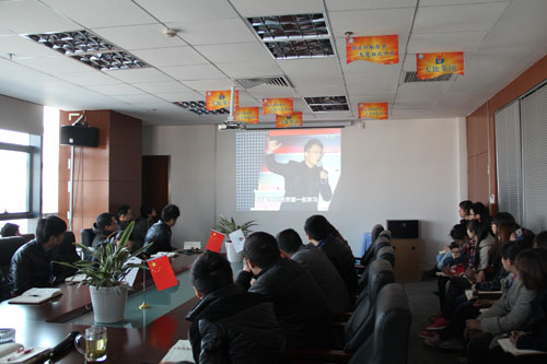 集裝箱房屋公司的家人在（zài）觀看梁凱恩老師演講視頻