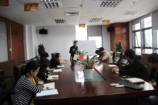 集裝箱房屋公司的各（gè）部門（mén）領導正在探討如何打造鋼（gāng）鐵團隊