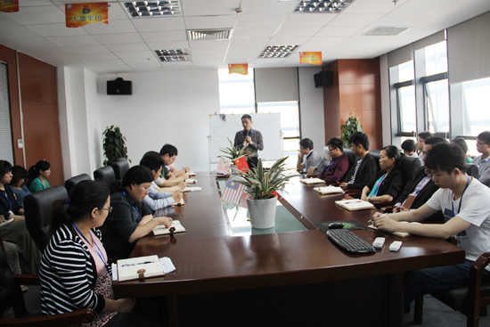 集裝箱房屋公司的家人們在認真思索