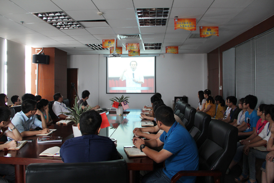 家人們正在觀看視頻