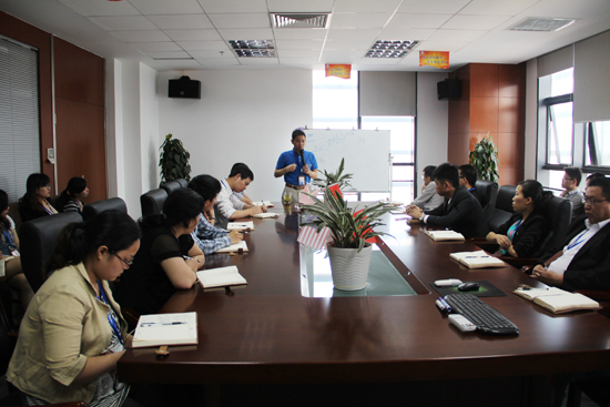 集裝箱房屋公司的家人們正在認真(zhēn)思考(kǎo)