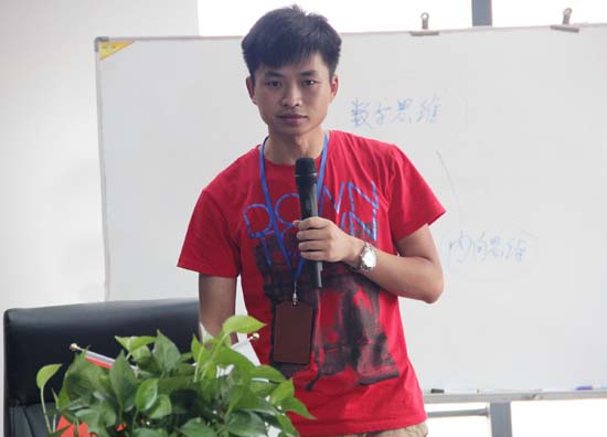 黃（huáng）總（zǒng）監正在講述何為（wéi）三大思維