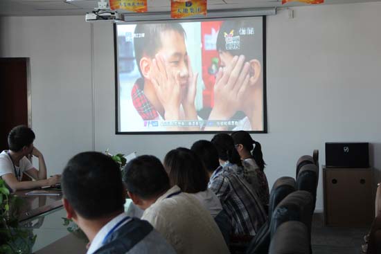 集裝箱辦公室公司的（de）家人們正在觀看視頻