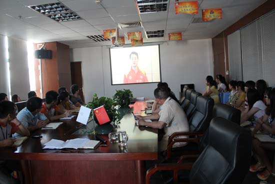 活動房公司的家人們正在觀看視頻