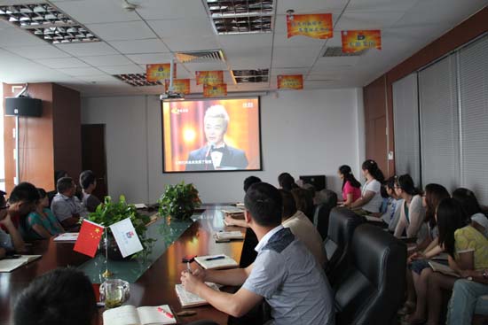 活動房公司（sī）家人們正在觀看視頻