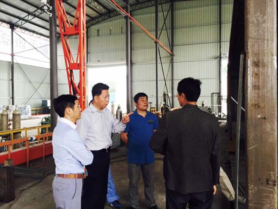 王董（左二）對丝瓜视频官网生（shēng）產工（gōng）藝提出可行性建議