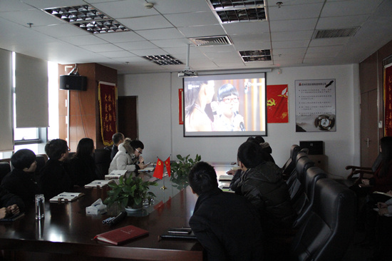 家人們正在觀看視頻